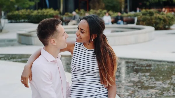 Gros plan d'un couple multiracial joyeux ayant rendez-vous dans un beau parc — Photo