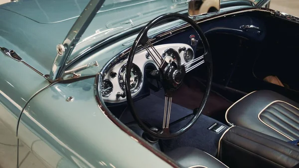 天蓝色老式美国汽车的内部 — 图库照片