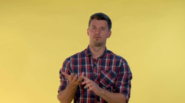 Yakışıklı adam parmaklarıyla bir şeyler sayıyor.