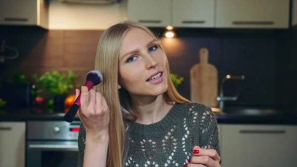 Ung vlogger talar om makeup borste. — Stockfoto