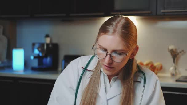 Primer plano de la doctora mirando a la cámara y haciendo videollamadas al paciente . — Vídeos de Stock