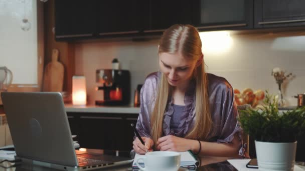 Pretty woman working home smiling to the camera — Stock Video