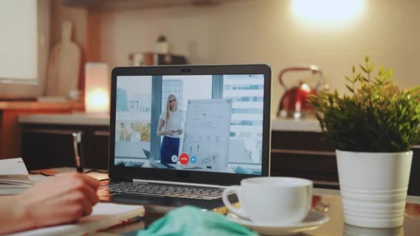 Онлайн відеоконференція на ноутбуці з спікером в домашньому офісі — стокове відео