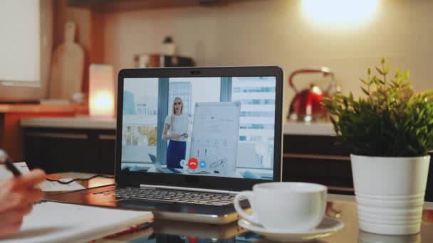 Videoconferencia en línea en el portátil con altavoz femenino en la oficina en casa — Vídeo de stock