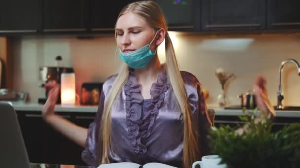 Trabajar en casa: mujer haciendo actividades de calentamiento físico sentada en el ordenador — Vídeo de stock