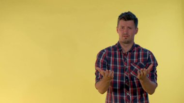 Koyu saçlı genç adam bir şeye katılmıyor.