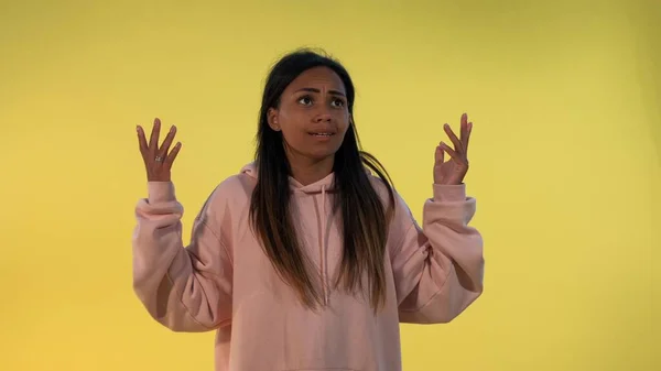 Upset african woman spreading hands to the sides and shooting herself in the head with finger gun gesture. — Stock Photo, Image