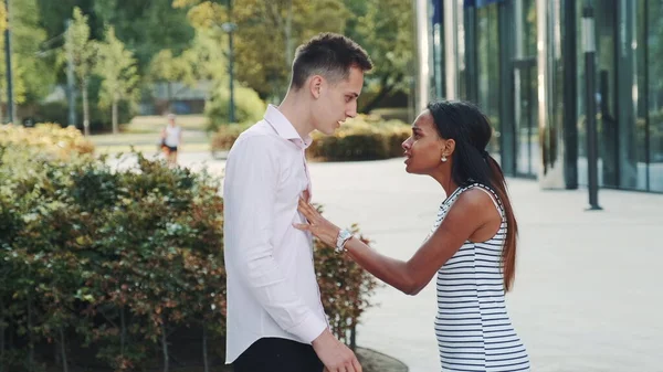 Femme métisse commence à pleurer pendant la querelle avec son petit ami dans la rue. — Photo