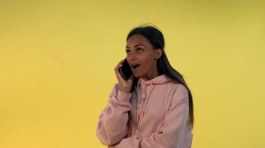 Güzel Afrikalı bir bayan akıllı telefonuyla konuşurken arkadaşından inanılmaz haberler alıyor..