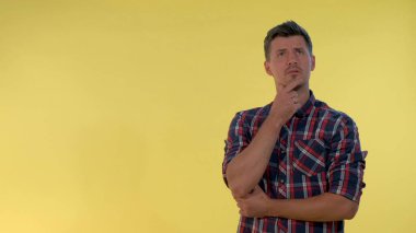 Neşeli genç adam sorununa mükemmel bir çözüm buluyor.