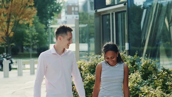 Familia mixta de dos personas cogidas de la mano, caminando y hablando entre sí — Foto de Stock