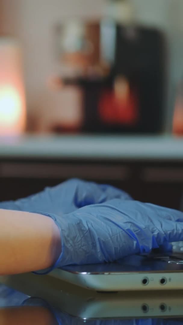 Gros plan des mains de femmes dans des gants médicaux tapant sur le clavier — Video