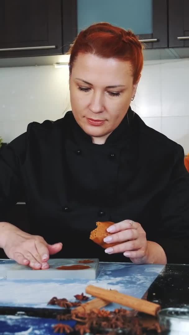 Bäckereifachfrau macht Lebkuchen, indem sie Auflaufform mit Teig füllt. — Stockvideo