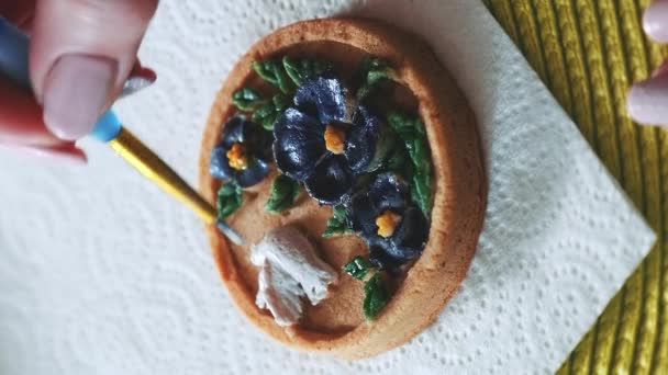 Increíble técnica de decoración de galletas con cepillo de alimentos especiales y colores — Vídeos de Stock