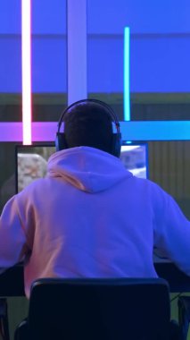 Profesyonel karma ırk oyuncusu, bilgisayar üzerinden online video oyunu oynuyor.