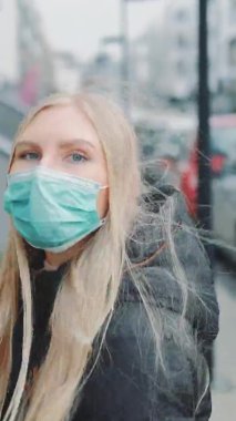 Tıbbi maskeli bir kadın sokakta birinden kaçıyor..