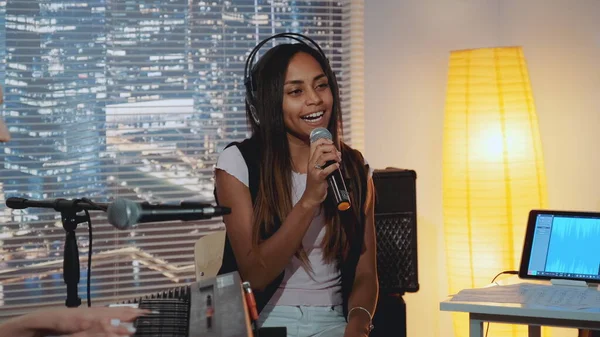 Home estúdio de gravação: multirracial muito vocalista cantando música no microfone — Fotografia de Stock