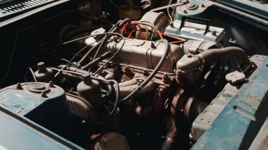 Paslı araba motoru kompartımanının görüntüsü