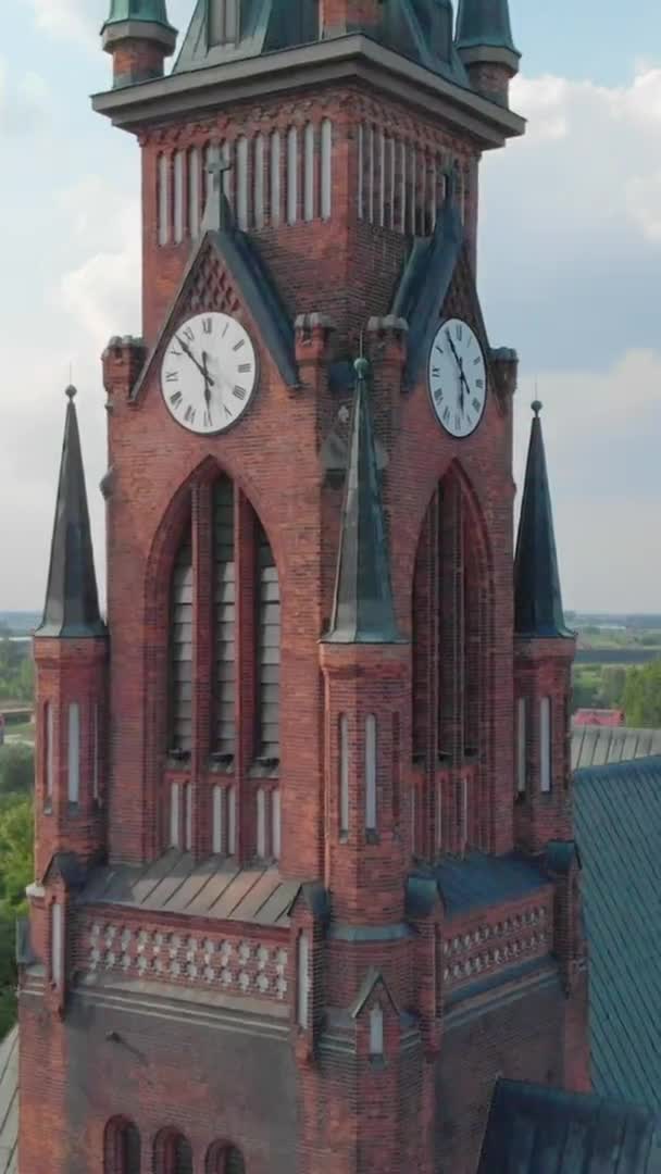 Eglise dans une petite ville au milieu des pâturages. Images de drones. Église rouge est l'église catholique romaine . — Video