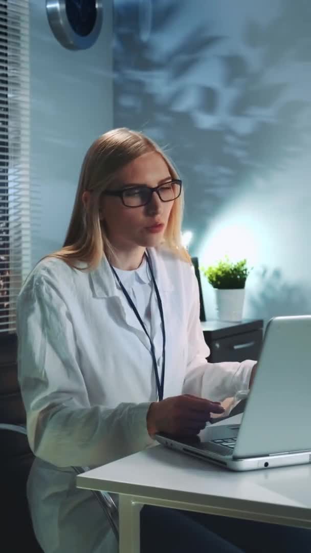 Psychologist therapy session online: woman in lab coat making video call with patient on computer — Stock Video