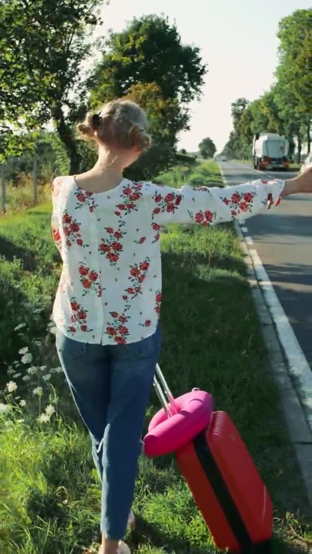 Névtelen fiatal hölgy stoppolás a vidéki úton. — Stock videók