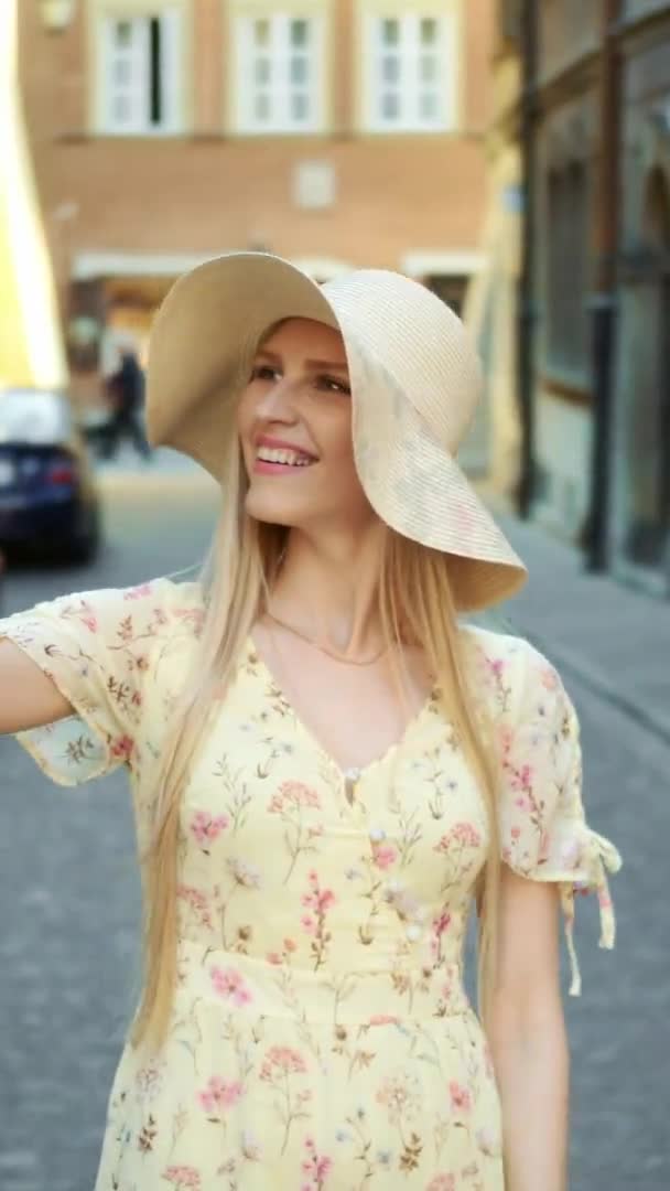 Mujer tomando selfie en la calle. Jovencita alegre caminando en la vieja calle de la ciudad europea y tomando selfie con teléfono inteligente . — Vídeo de stock