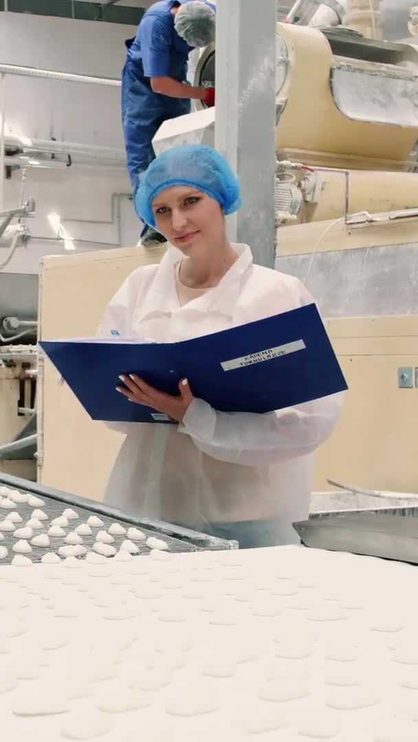 Controlador comprobando transportador con caramelos. Fábrica de dulces. — Vídeo de stock