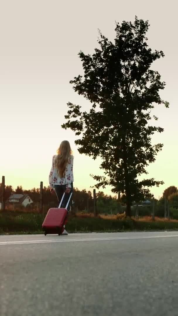 Bavullu neşeli kadın yolda yürüyor.. — Stok video