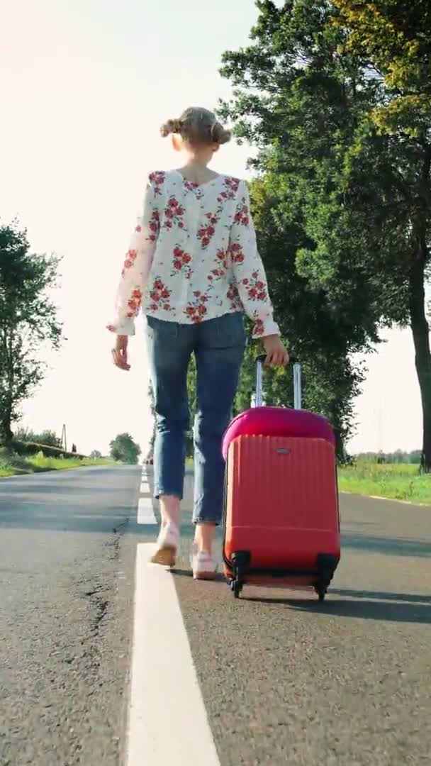 Glada flicka med resväska promenader på vägen. — Stockvideo