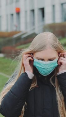 Yüzüne tıbbi maske takarak kendini güvende hisseden kadın.