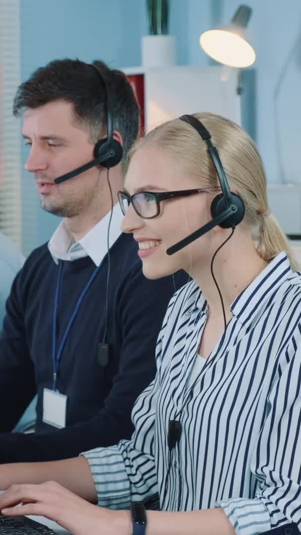 Vacker kvinnlig kundservice arbetar i upptagen call center genom att prata med den internationella kunden — Stockvideo