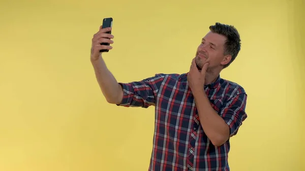 Ελκυστικό ψηλό αγόρι κάνει selfie στο smartphone. — Φωτογραφία Αρχείου
