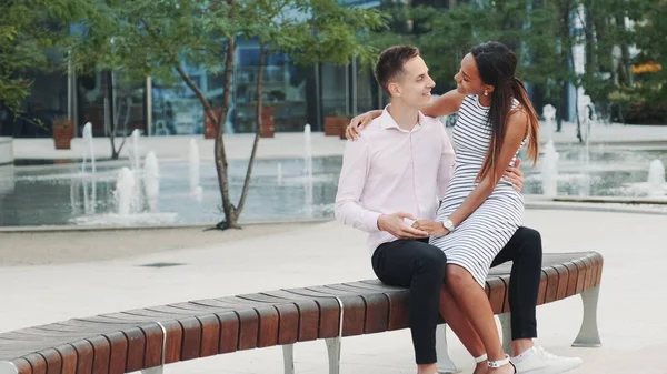 Glada multiracial par som har datum utomhus nära fontänerna — Stockfoto