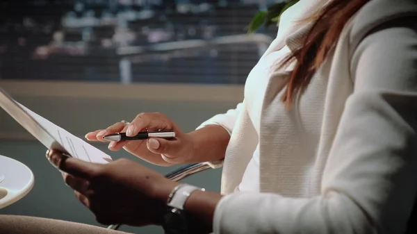 Blisko afrykański amerykański biznes kobiety ręce trzymając kontrakt i długopis — Zdjęcie stockowe