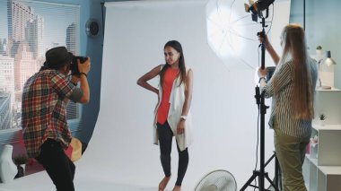 Fotoğraf çekiminin perde arkası: fotoğrafçı asistanından ışıklandırmayı modele yönlendirmesini istiyor