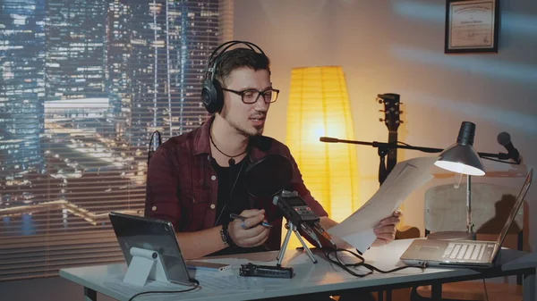 Home recording studio: το ηχείο στα ακουστικά διαβάζει την ιστορία στο μικρόφωνο — Φωτογραφία Αρχείου