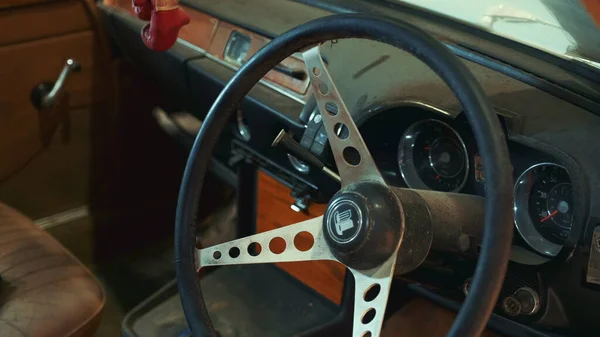 Detailní záběr na starožitné auto Triumph volant — Stock fotografie