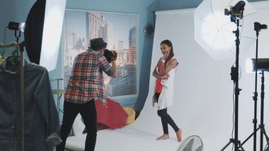Fotoğraf çekimindeki sahne arkasında: Fotoğrafçı güzel siyah modelin fotoğraflarını çekiyor.