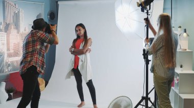 Fotoğraf çekiminin perde arkası: fotoğrafçı asistanından ışıklandırmayı modele yönlendirmesini istiyor