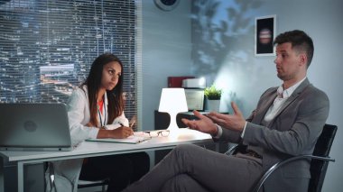 Psikolog terapi seansı: iş adamı sorunlarını psikolojik sağlık uzmanıyla paylaşıyor