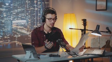 Ev kayıt stüdyosu: kulaklıklı hoparlör hikayeyi mikrofondan okuyor.