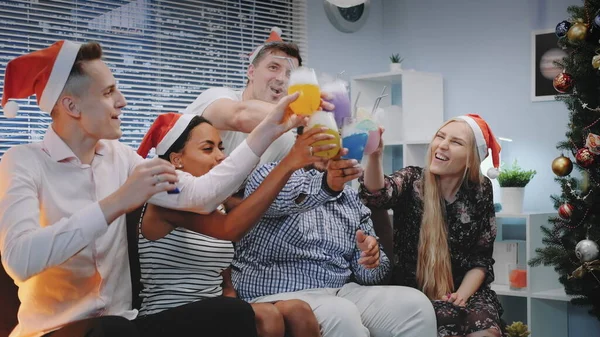 Gruppe gemischter Rassenfreunde feiert Weihnachten im Konfettiregen — Stockfoto