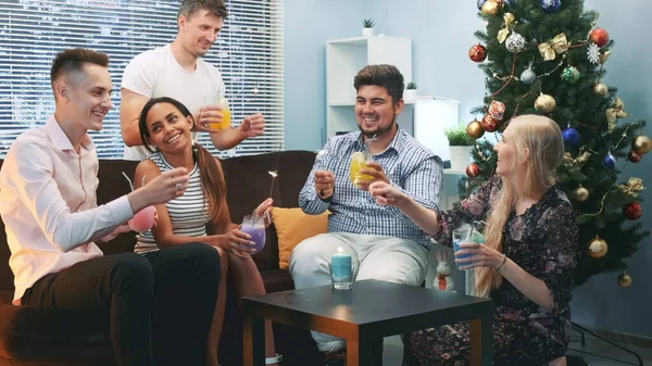 Vielvölkige Freunde feiern Winterurlaub mit Wunderkerzen und Trockeneis-Cocktails — Stockfoto