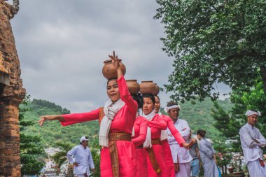 Vietnamlı kadınlar geleneksel dansla dans ediyorlar..