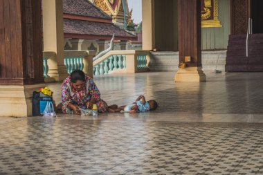 Phnom Penh, Kamboçya, Asya 'daki Kraliyet Sarayı' nın zemininde uyuyan çocuk.
