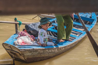 Geleneksel Vietnam feribotu insanları ve bisikletlerini Vietnam, Güneydoğu Asya 'daki Mekong Nehri' nden geçiriyor.