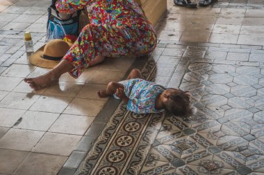 Phnom Penh, Kamboçya, Asya 'daki Kraliyet Sarayı' nın zemininde uyuyan çocuk.