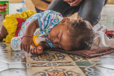 Phnom Penh, Kamboçya, Asya 'daki Kraliyet Sarayı' nın zemininde uyuyan çocuk.