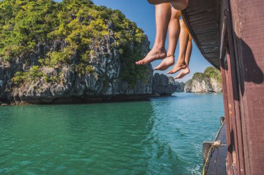 Halong Körfezi, Vietnam 'daki Güzel Rock Adası Manzarası.