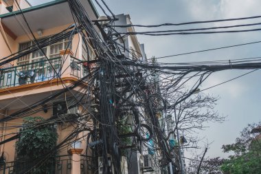 Hanoi, Vietnam sokaklarında elektrik kabloları var.
